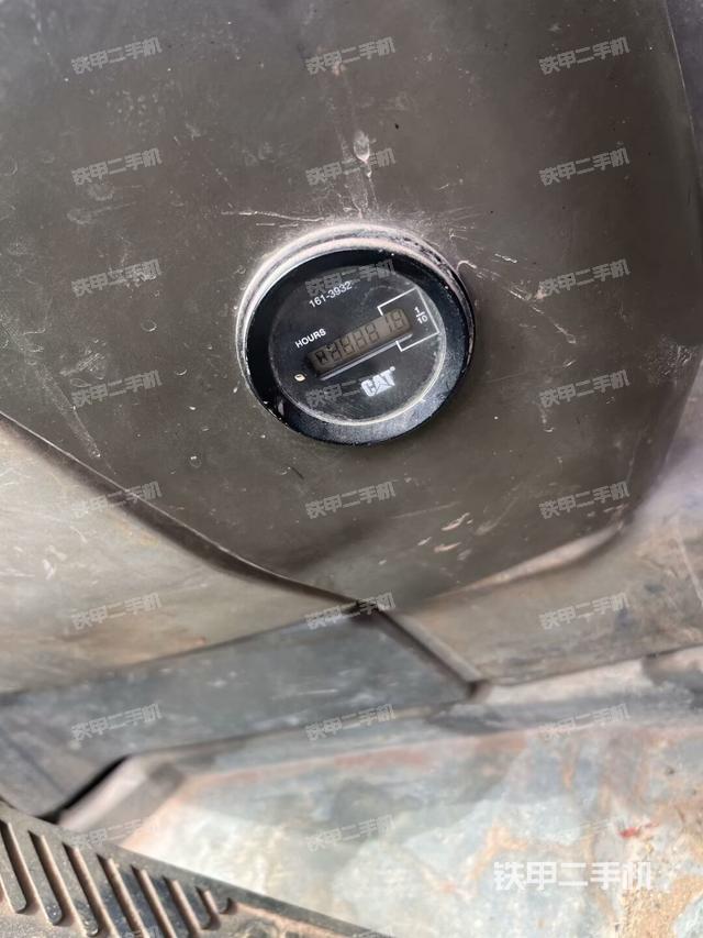 行走控制手柄和踏板 俯拍(驾驶室部分) 行走控制手柄和踏板 俯拍(驾驶室部分)