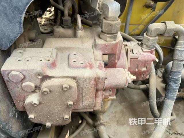 液压泵舱室正面整体（整机外观）