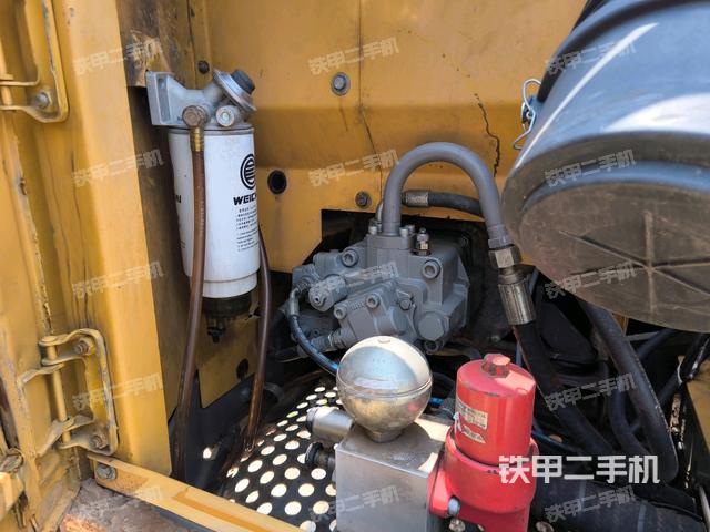 液壓泵艙室正面整體(整機外觀) 液壓泵艙室正面整體(整機外觀)