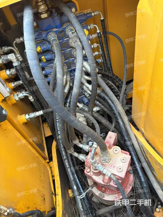 回轉(zhuǎn)馬達(dá)和主控閥（整機(jī)外觀）