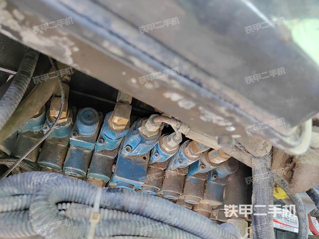 回转马达和主控阀（整机外观）