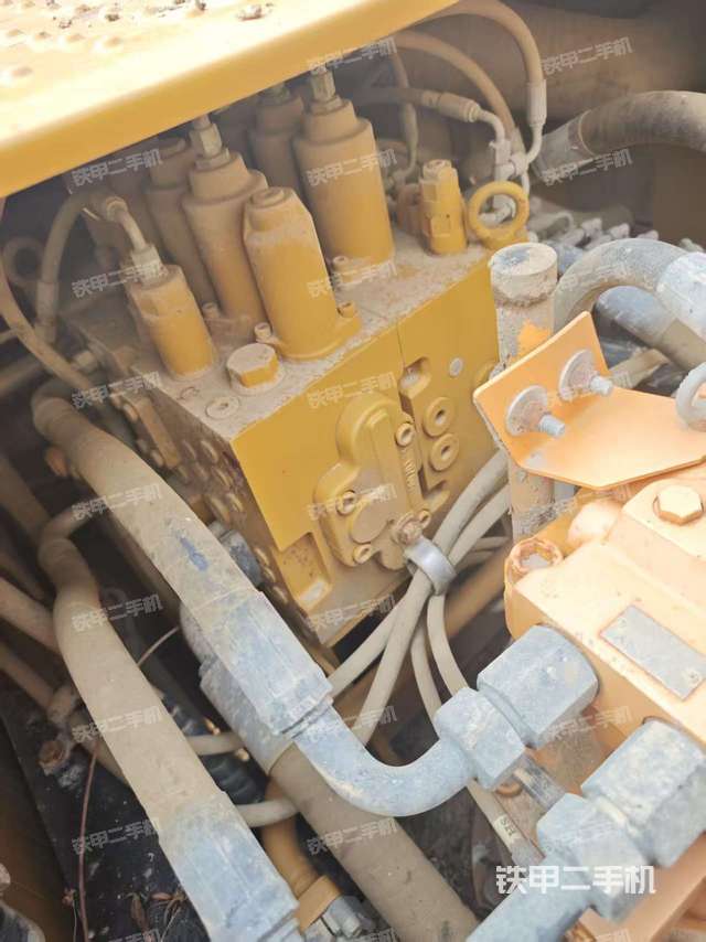 回轉(zhuǎn)馬達和主控閥(整機外觀) 回轉(zhuǎn)馬達和主控閥(整機外觀)