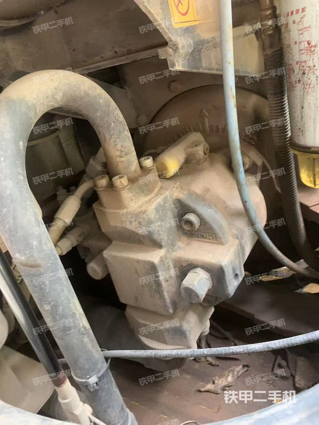 液壓泵艙室正面整體(整機外觀) 液壓泵艙室正面整體(整機外觀)