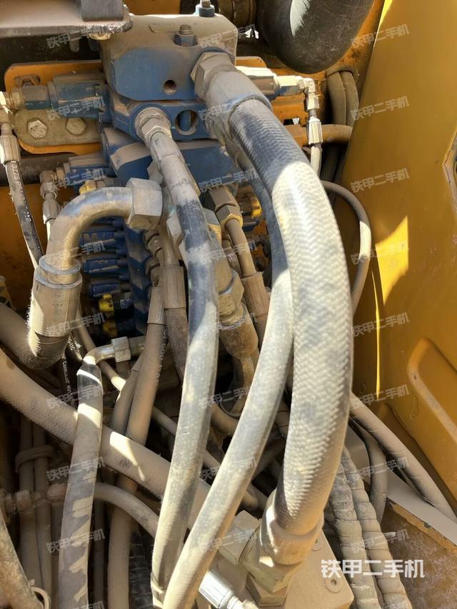 回轉(zhuǎn)馬達和主控閥(整機外觀) 回轉(zhuǎn)馬達和主控閥(整機外觀)