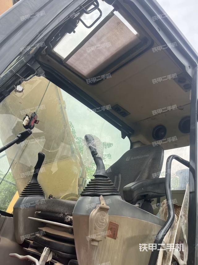 左后方玻璃角標（駕駛室部分）