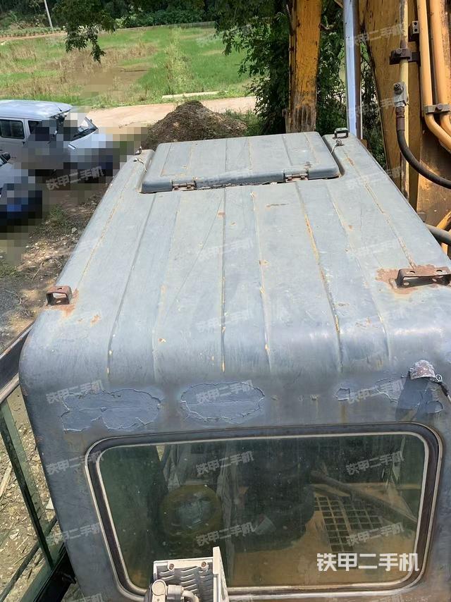 駕駛室頂部(整機(jī)外觀) 駕駛室頂部(整機(jī)外觀)