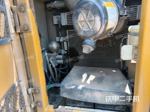 駕駛室頂部(整機(jī)外觀) 駕駛室頂部(整機(jī)外觀)