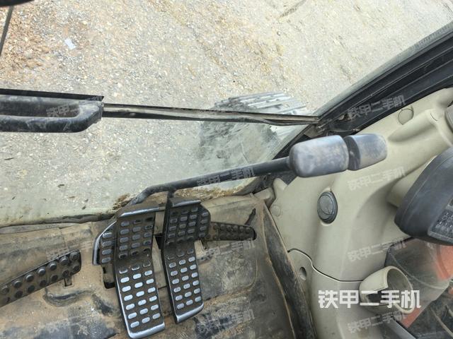行走控制手柄和踏板?俯拍(駕駛室部分) 行走控制手柄和踏板?俯拍(駕駛室部分)