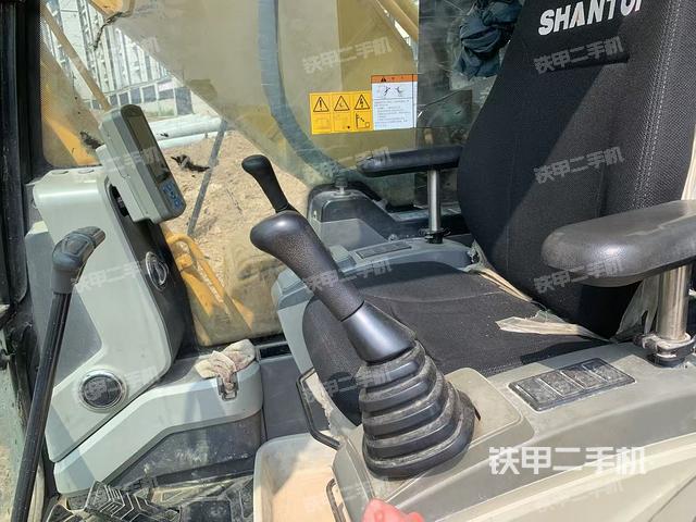 駕駛室整體(整機(jī)外觀) 駕駛室整體(整機(jī)外觀)