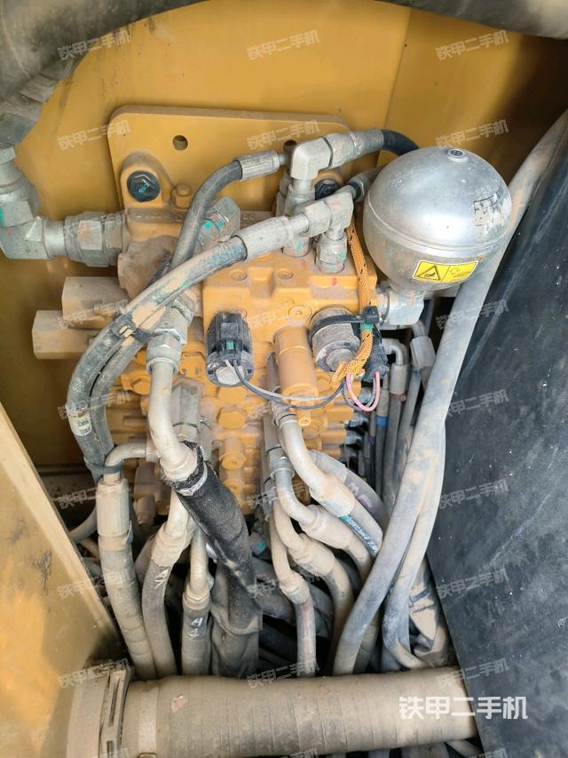 回转马达和主控阀(整机外观) 回转马达和主控阀(整机外观)