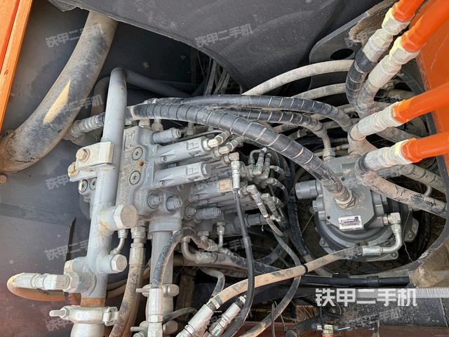 回轉(zhuǎn)馬達(dá)和主控閥(整機(jī)外觀) 回轉(zhuǎn)馬達(dá)和主控閥(整機(jī)外觀)