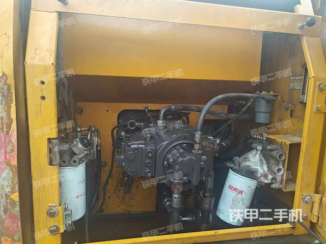 回转马达和主控阀(整机外观) 回转马达和主控阀(整机外观)