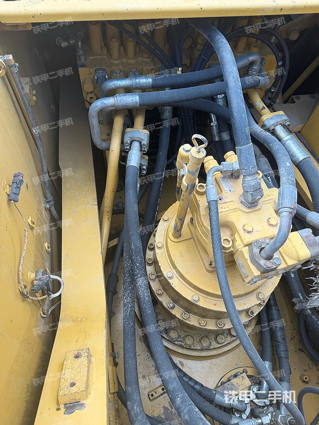 回转马达和主控阀(整机外观) 回转马达和主控阀(整机外观)