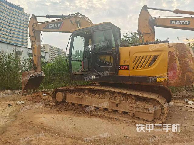 单侧履带整体(整机外观) 单侧履带整体(整机外观)