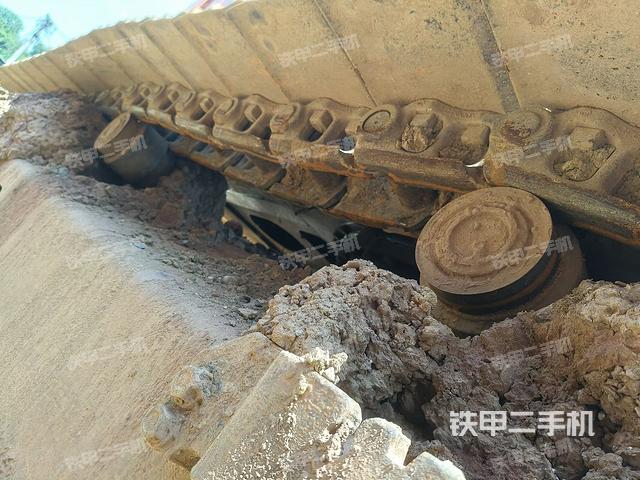 單側(cè)履帶整體(整機(jī)外觀) 單側(cè)履帶整體(整機(jī)外觀)