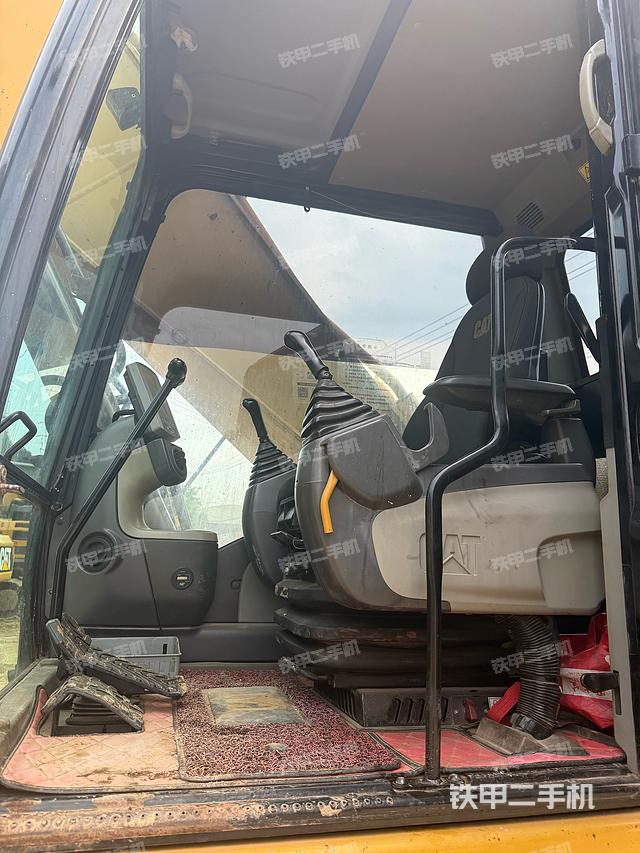 驾驶室顶部(整机外观) 驾驶室顶部(整机外观)