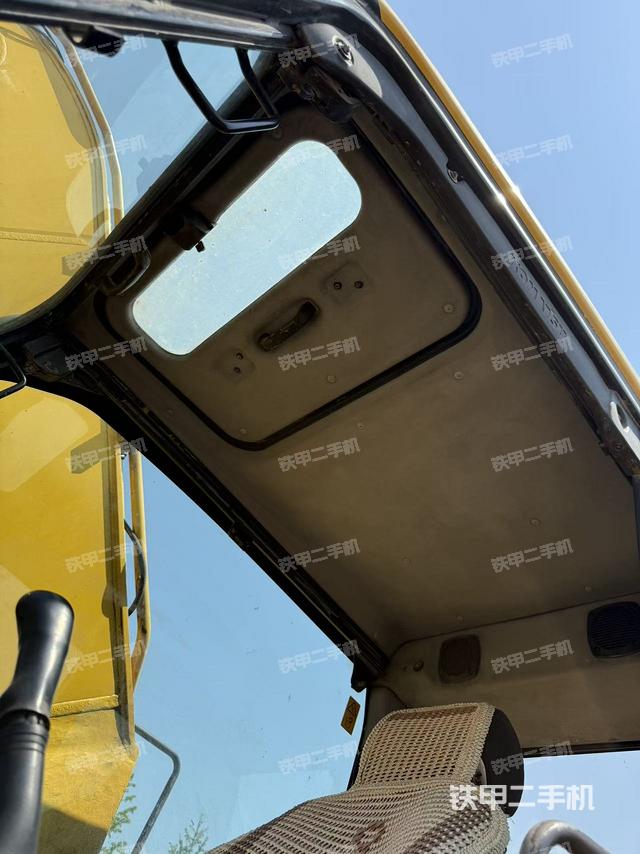 驾驶室顶部(整机外观) 驾驶室顶部(整机外观)