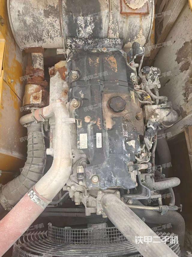 液压泵舱室正面整体(整机外观) 液压泵舱室正面整体(整机外观)