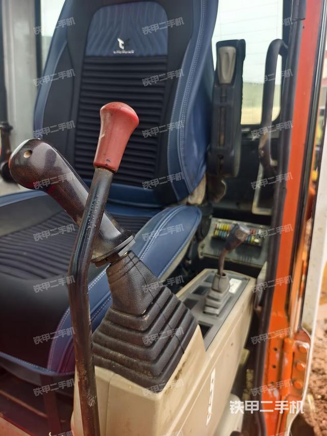 駕駛室整體(整機(jī)外觀) 駕駛室整體(整機(jī)外觀)