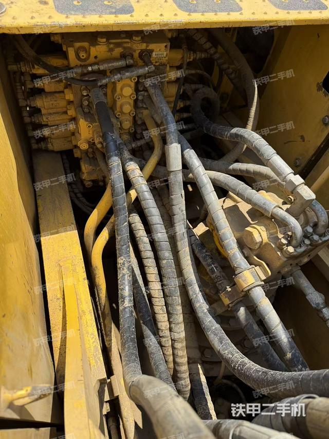 回转马达和主控阀(整机外观) 回转马达和主控阀(整机外观)