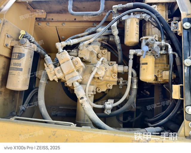 液壓泵艙室正面整體(整機外觀) 液壓泵艙室正面整體(整機外觀)
