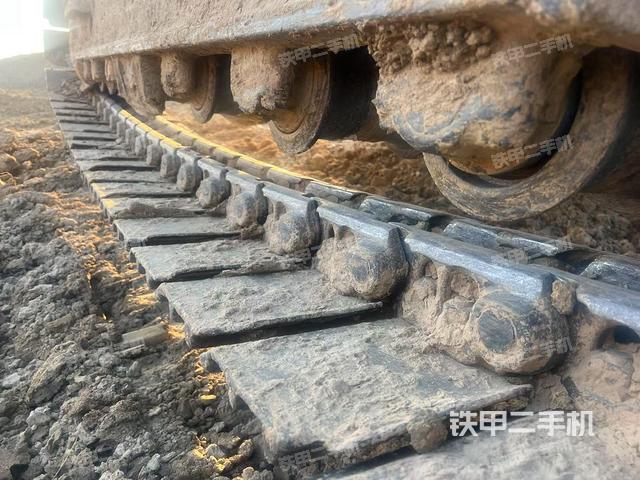 單側(cè)履帶整體(整機(jī)外觀(guān)) 單側(cè)履帶整體(整機(jī)外觀(guān))