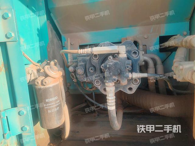 液压泵舱室正面整体（整机外观）