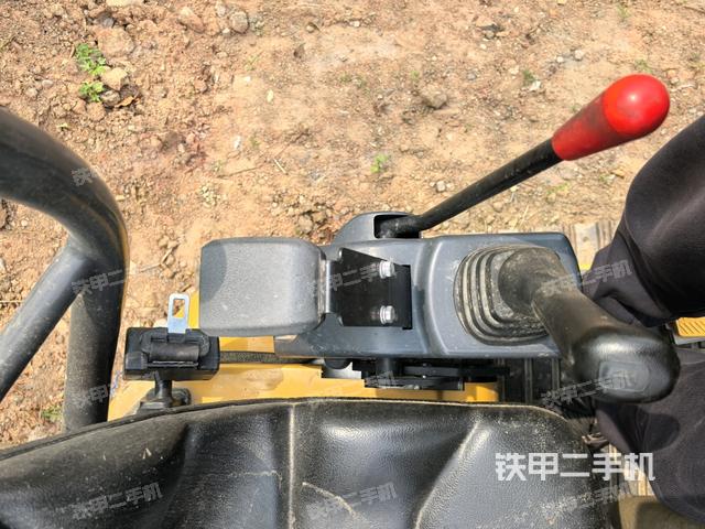 座椅左侧控制台/音响/含左手柄（驾驶室部分）