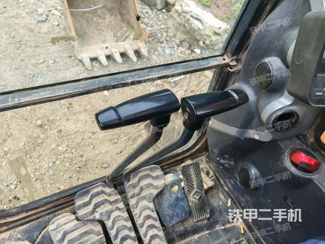 行走控制手柄和踏板?俯拍(駕駛室部分) 行走控制手柄和踏板?俯拍(駕駛室部分)