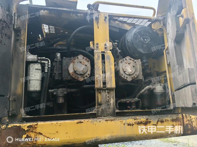 液壓泵艙室正面整體(整機外觀) 液壓泵艙室正面整體(整機外觀)