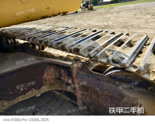 單側(cè)履帶整體(整機外觀) 單側(cè)履帶整體(整機外觀)