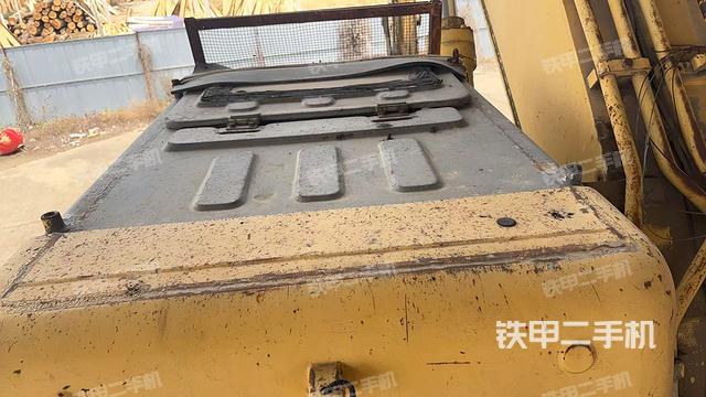 駕駛室頂部(整機(jī)外觀) 駕駛室頂部(整機(jī)外觀)