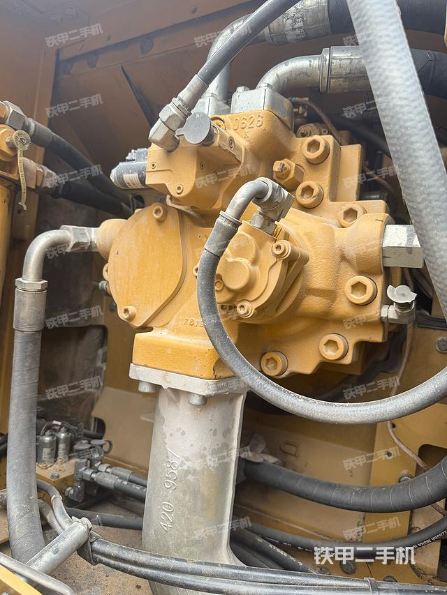 液压泵舱室正面整体(整机外观) 液压泵舱室正面整体(整机外观)