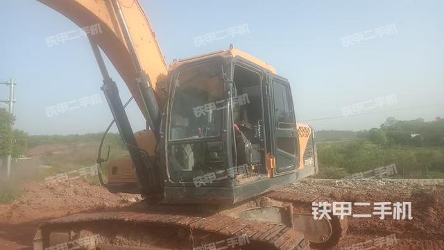 單側(cè)履帶整體(整機(jī)外觀) 單側(cè)履帶整體(整機(jī)外觀)