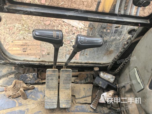 行走控制手柄和踏板?俯拍(駕駛室部分) 行走控制手柄和踏板?俯拍(駕駛室部分)