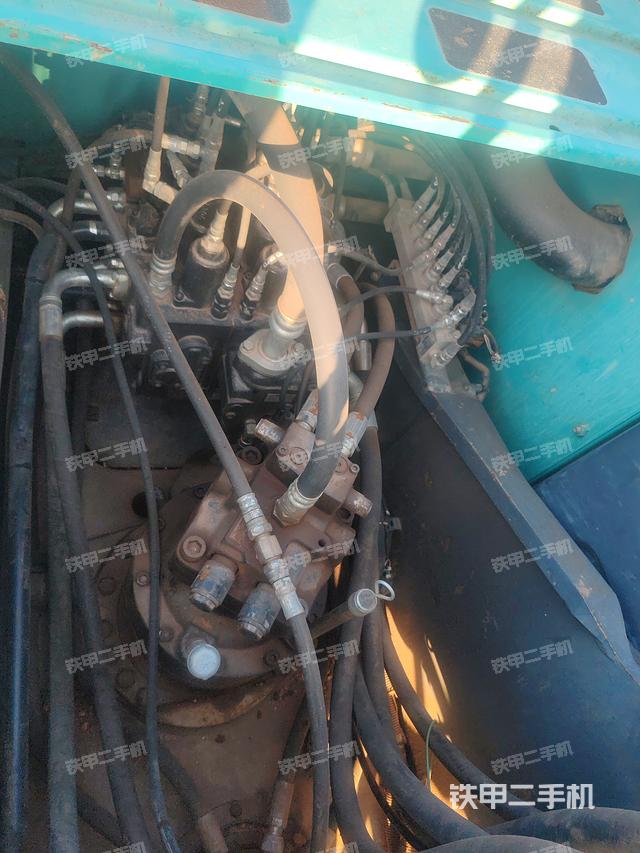 回转马达和主控阀（整机外观）