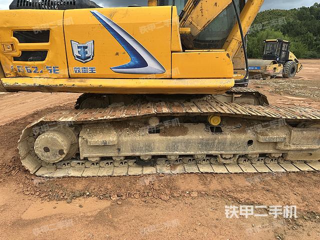 單側(cè)履帶整體(整機(jī)外觀) 單側(cè)履帶整體(整機(jī)外觀)