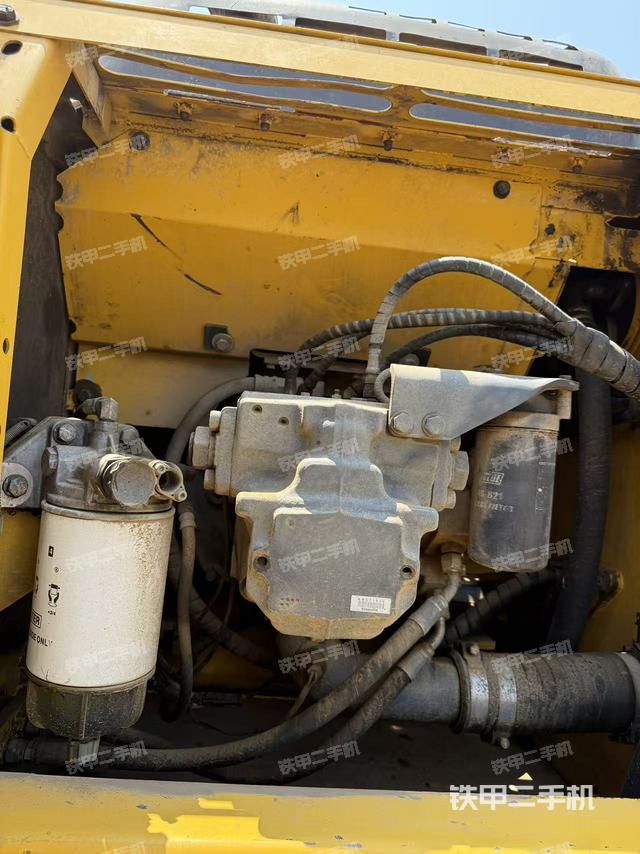 液压泵舱室正面整体(整机外观) 液压泵舱室正面整体(整机外观)