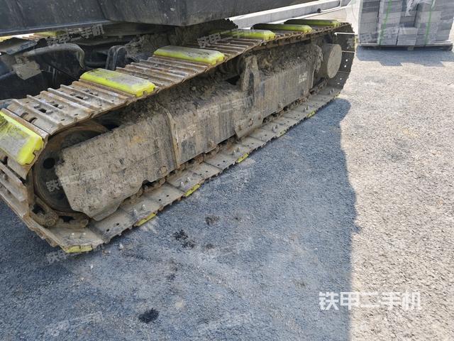 單側(cè)履帶整體(整機(jī)外觀) 單側(cè)履帶整體(整機(jī)外觀)