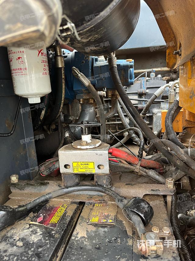 液壓泵艙室正面整體(整機外觀) 液壓泵艙室正面整體(整機外觀)