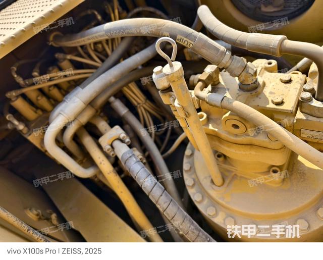 回轉(zhuǎn)馬達和主控閥(整機外觀) 回轉(zhuǎn)馬達和主控閥(整機外觀)