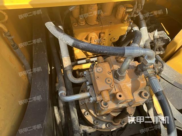 回转马达和主控阀(整机外观) 回转马达和主控阀(整机外观)