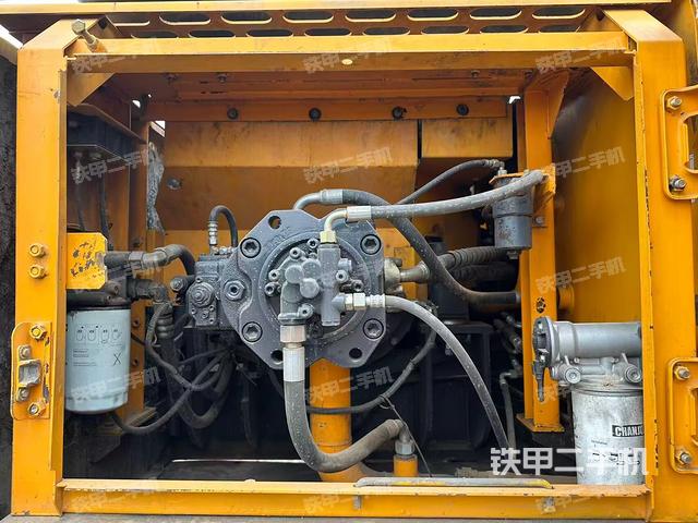 液壓泵艙室正面整體（整機外觀）