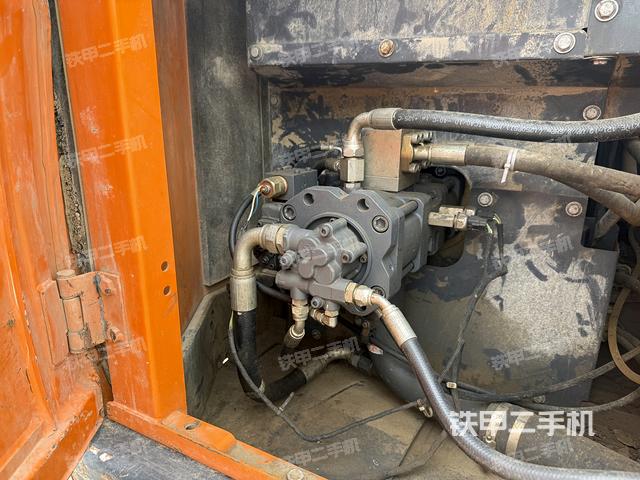 液壓泵艙室正面整體(整機(jī)外觀) 液壓泵艙室正面整體(整機(jī)外觀)