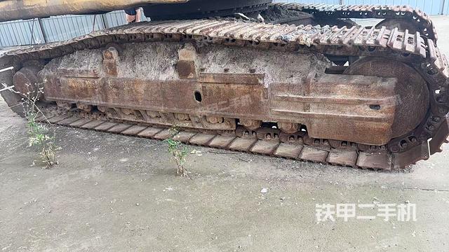 單側(cè)履帶整體(整機(jī)外觀) 單側(cè)履帶整體(整機(jī)外觀)