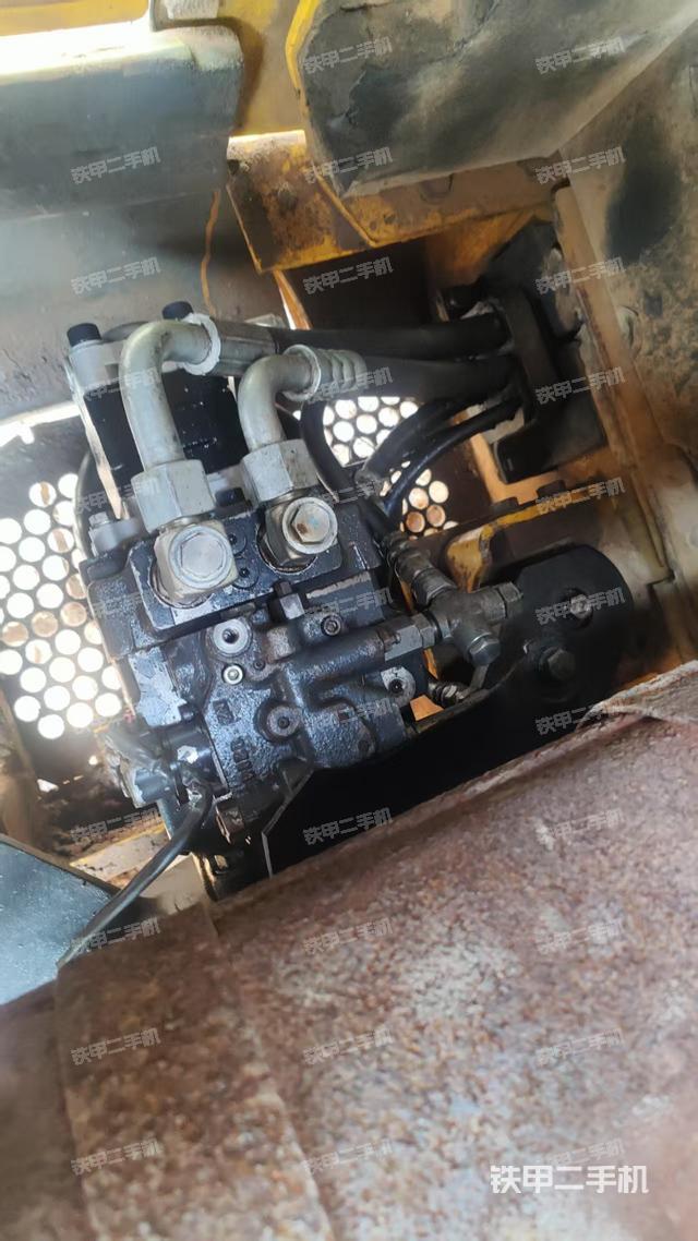 液壓泵艙室正面整體(整機(jī)外觀) 液壓泵艙室正面整體(整機(jī)外觀)