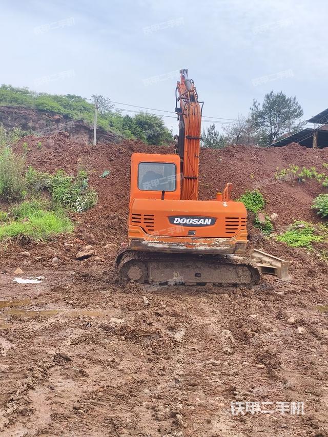 單側(cè)履帶整體(整機(jī)外觀) 單側(cè)履帶整體(整機(jī)外觀)