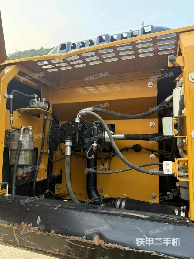 液壓泵艙室正面整體(整機(jī)外觀) 液壓泵艙室正面整體(整機(jī)外觀)