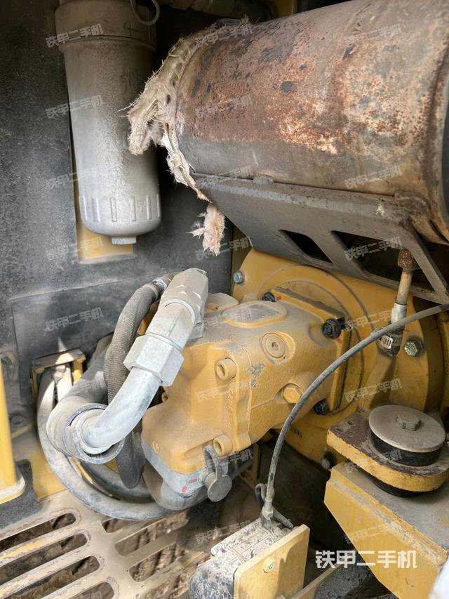 液壓泵艙室正面整體(整機外觀) 液壓泵艙室正面整體(整機外觀)