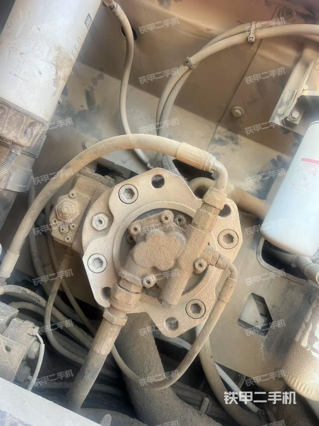 液壓泵艙室正面整體(整機(jī)外觀(guān)) 液壓泵艙室正面整體(整機(jī)外觀(guān))